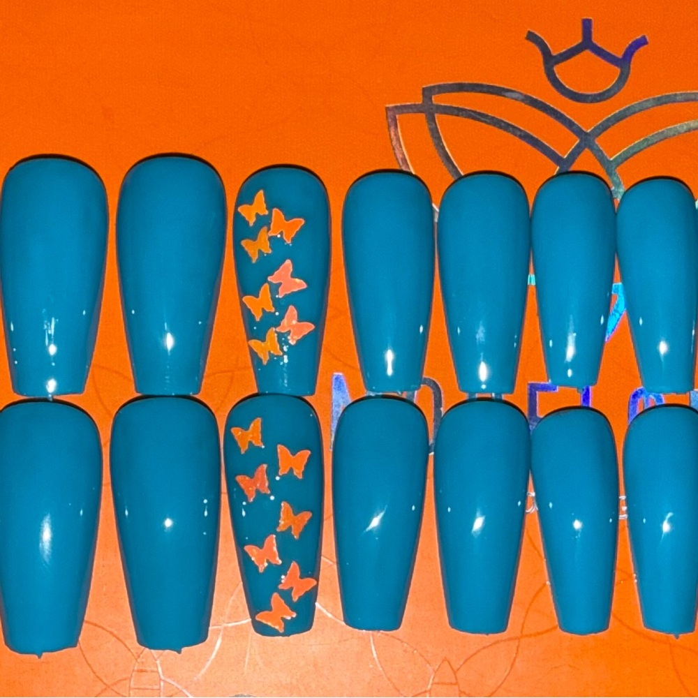 Charming Blue Press-On Nails with Butterfly Accent for a Unique Look